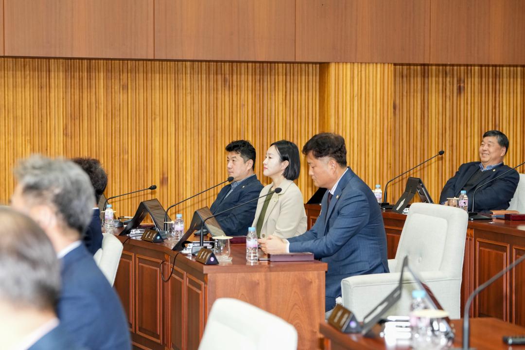 '제274회 경주시의회 임시회 제1차 본회의' 게시글의 사진(9) '4ab4e6405cc5832168d46652bc83048fe64dc566250c2f7e03fb2207729d5d4f.jpg'