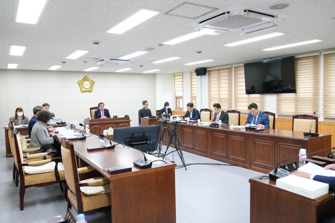 '제274회 경주시의회 임시회 중 제1차 행정복지위원회' 게시글의 사진(4) 'fe33d7a7dc3de73fbf25eb3a3de719bf589708172d2bcf0f9a1f4d5693f9f5db.jpg'