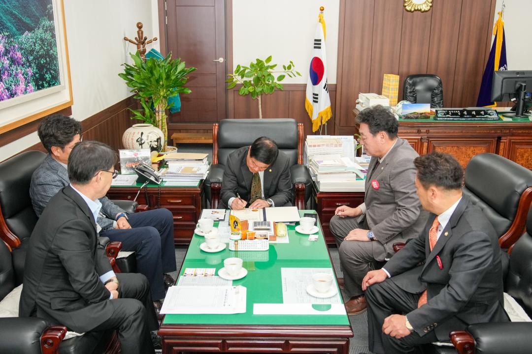 '2025 APEC 정상회의 경주 유치지원을 위한 APEC 100만 서명운동(북부권역반)' 게시글의 사진(8) '08 20231031_(0026)_APEC 100만 서명 운동 영주시의회 방문_DSC01351.jpg'