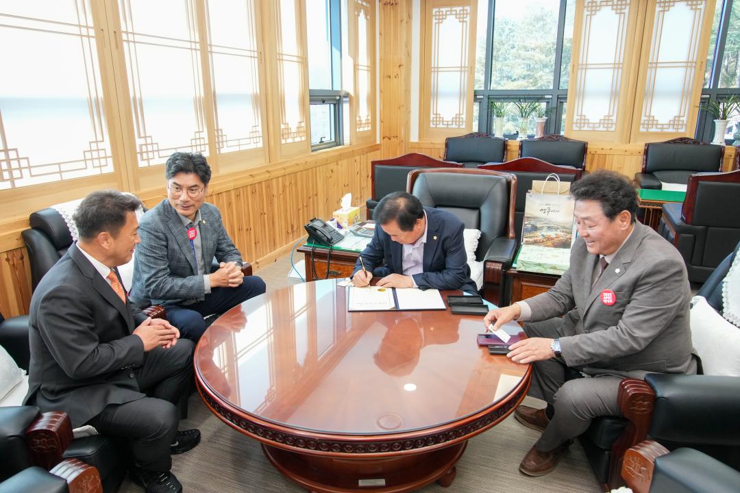 '2025 APEC 정상회의 경주 유치지원을 위한 APEC 100만 서명운동(북부권역반)' 게시글의 사진(4) '04 20231030_(0123)_APEC 100만 서명 운동 청송군의회 방문_DSC01144.jpg'