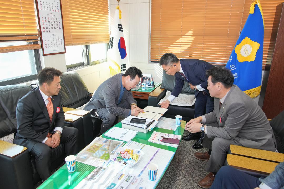 '2025 APEC 정상회의 경주 유치지원을 위한 APEC 100만 서명운동(북부권역반)' 게시글의 사진(2) '02 20231030_(0021)_APEC 100만 서명 운동 영덕군의회 방문_DSC01044.jpg'