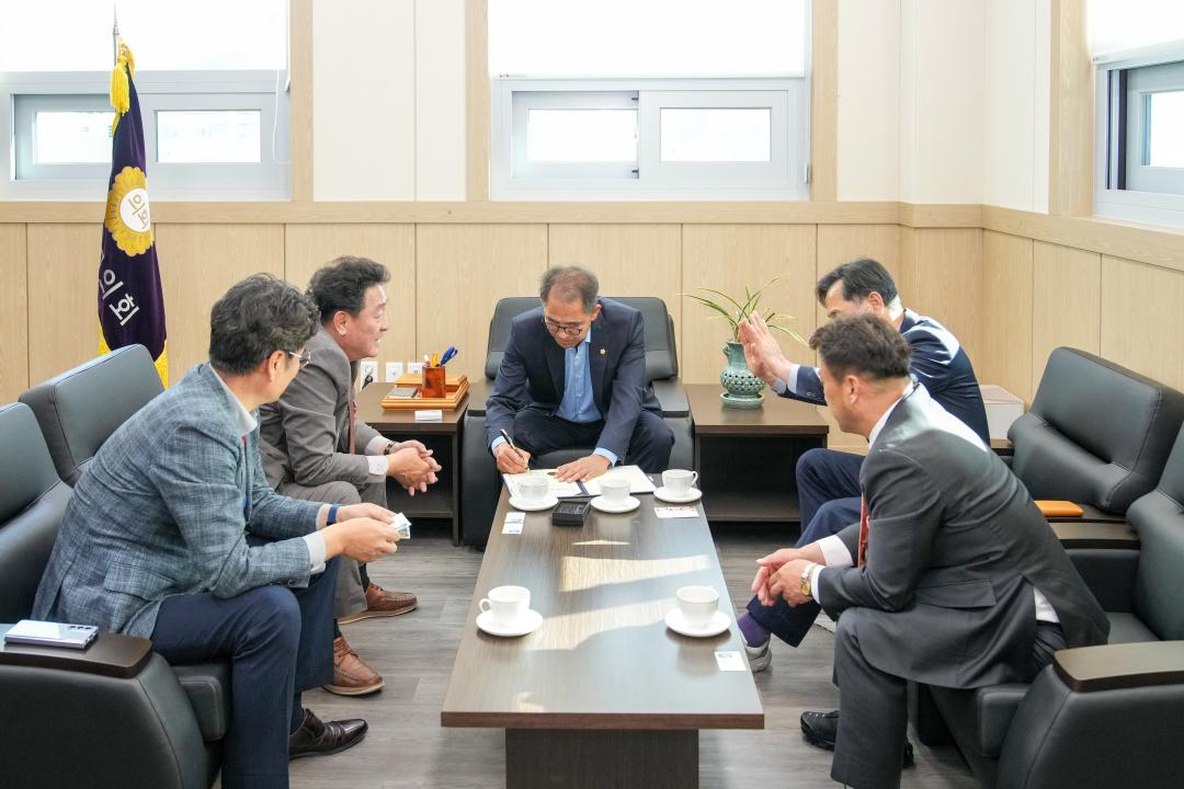 '2025 APEC 정상회의 경주 유치지원을 위한 APEC 100만 서명운동(북부권역반)' 게시글의 사진(6) '06 20231030_(0225)_APEC 100만 서명 운동 영양군의회 방문_DSC01248.jpg'