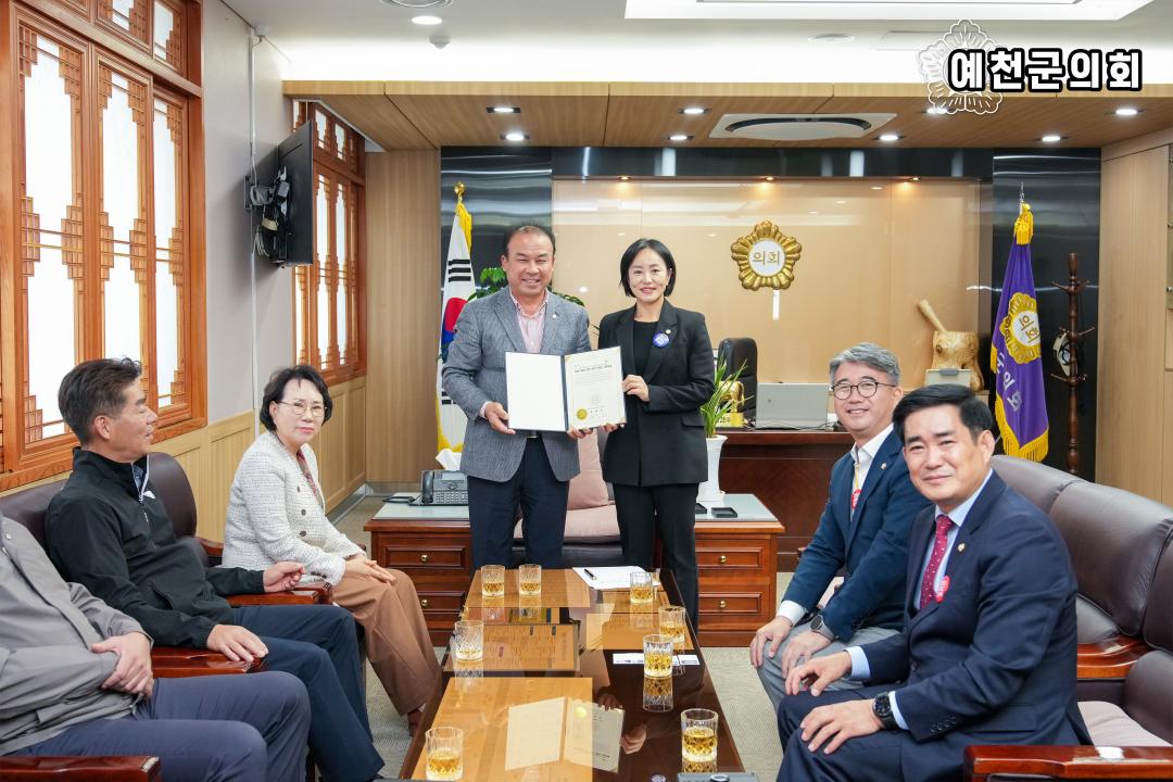 '2025 APEC 정상회의 경주 유치지원을 위한 APEC 100만 서명운동(중부권역반)' 게시글의 사진(6) 'APEC 100만 서명 운동 - 예천군의회3.jpg'