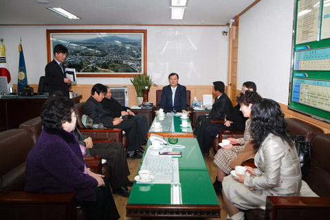 지방자치학교1기포럼손영익회장단일행의장실방문