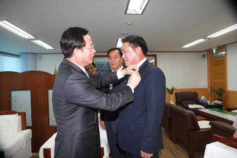보궐선거시의원당선자의원뱃지전달