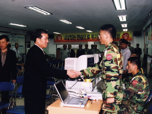 2004년 을지ㅣ연습합동 상황실 격려 방문