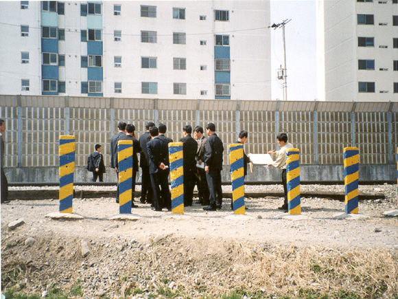 산업건설위원회에서 용강초등학교 진입 철로 육교 설치 현장 방문