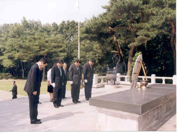 충혼탑참배 (2002. 7. 12)