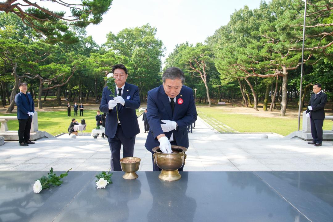 '경주시의회 9대 개원 1주년 기념행사 - 충혼탑 참배' 게시글의 사진(3) '20230703_(0033)_경주시의회 9대 개원 1주년 기념행사_DSC00763.jpg'