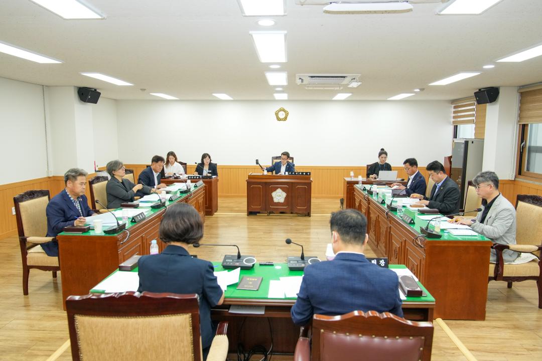 '제284회 경주시의회 임시회 중 제1차 의회운영위원회 및 의원 연구단체 운영 심의위원회' 게시글의 사진(1) '20240827_(0034)_제284회 경주시의회 임시회 중 제1차 의회운영위원회 및 의원 연구단체 운영 심의위원회_DSC09566.jpg'