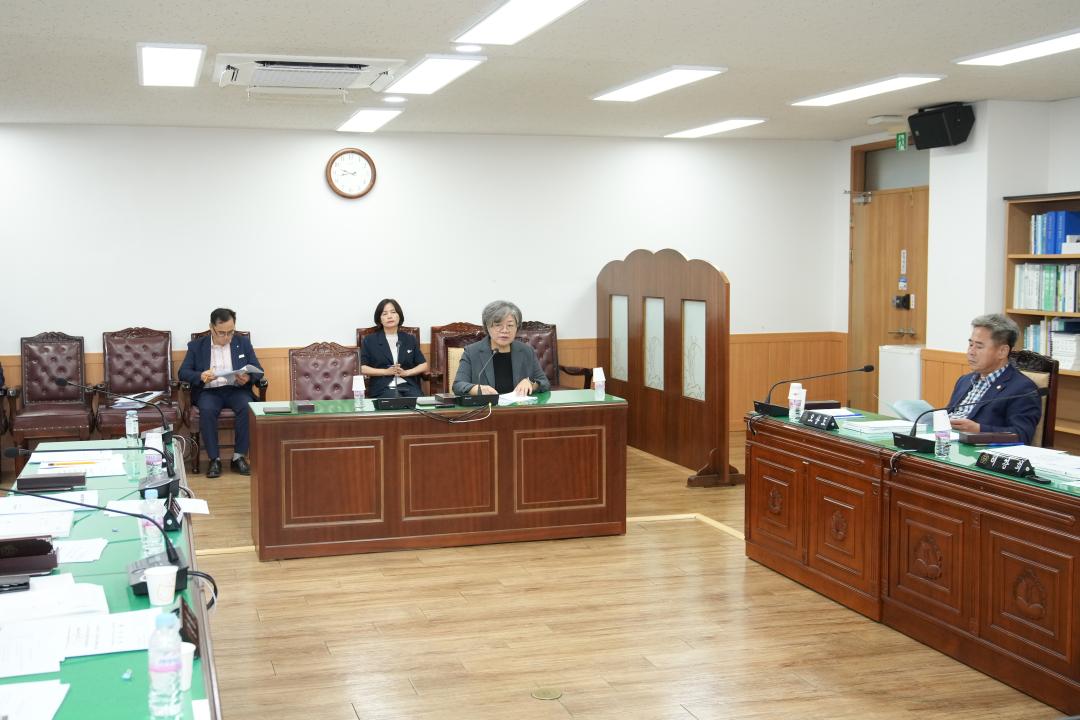 '제284회 경주시의회 임시회 중 제1차 의회운영위원회 및 의원 연구단체 운영 심의위원회' 게시글의 사진(13) '20240827_(0142)_제284회 경주시의회 임시회 중 제1차 의회운영위원회 및 의원 연구단체 운영 심의위원회_DSC09683.jpg'