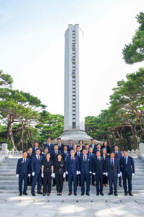 '경주시의회 9대 개원 1주년 기념행사 - 충혼탑 참배' 게시글의 사진(12) '20230703_(0140)_경주시의회 9대 개원 1주년 기념행사_DSC00871.jpg'