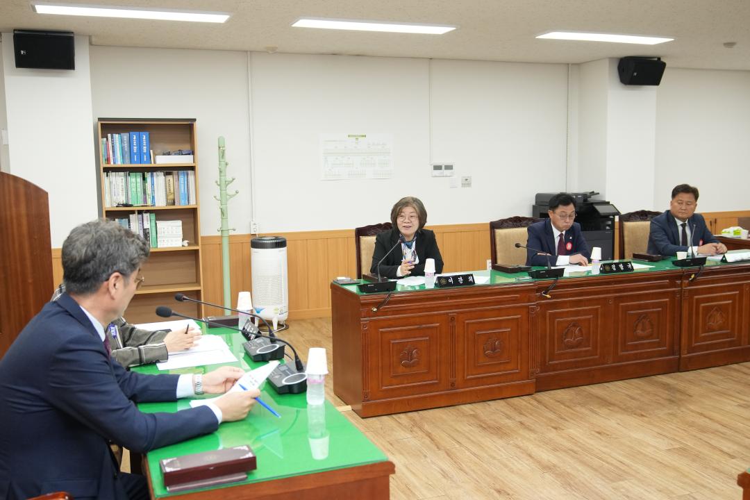 '제281회 경주시의회 임시회 중 제1차 의회운영위원회' 게시글의 사진(7) '20240416_(0209)_제281회 경주시의회 임시회 중 제1차 의회운영위원회_DSC02936.jpg'