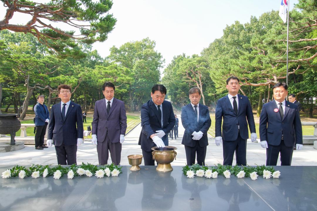 '경주시의회 9대 개원 1주년 기념행사 - 충혼탑 참배' 게시글의 사진(8) '20230703_(0081)_경주시의회 9대 개원 1주년 기념행사_DSC00811.jpg'