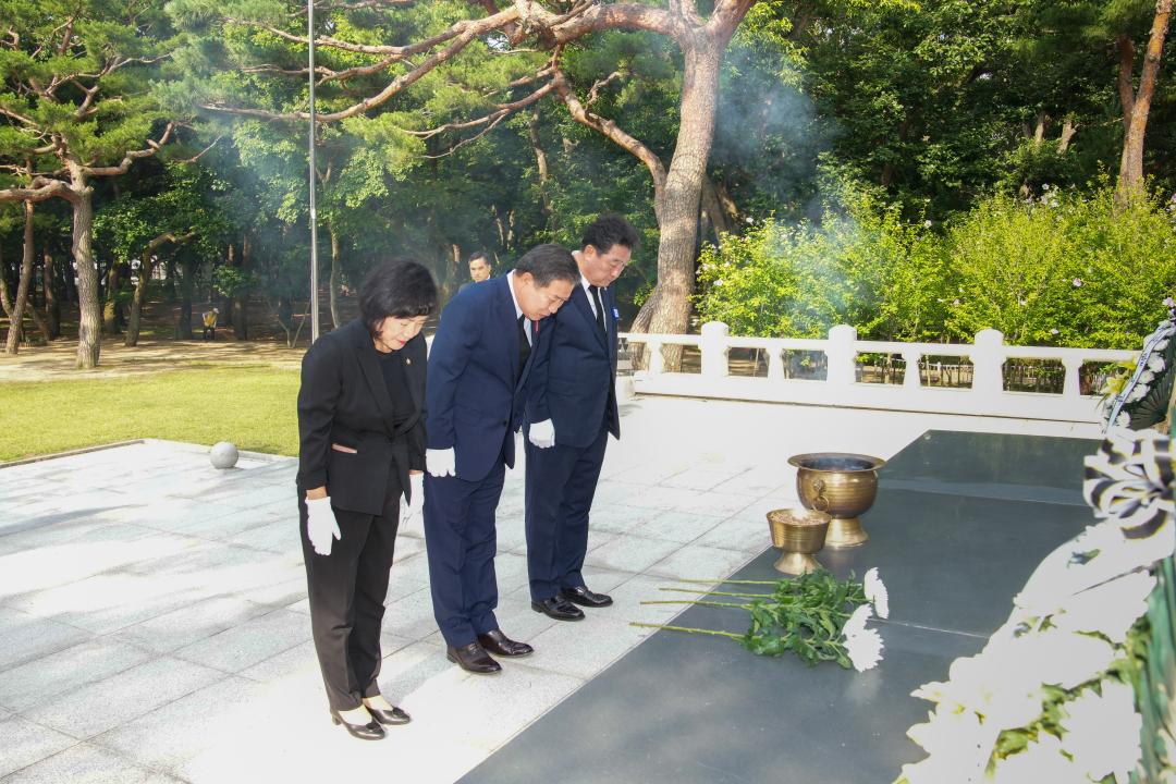 '경주시의회 9대 개원 1주년 기념행사 - 충혼탑 참배' 게시글의 사진(5) '20230703_(0048)_경주시의회 9대 개원 1주년 기념행사_DSC00778.jpg'