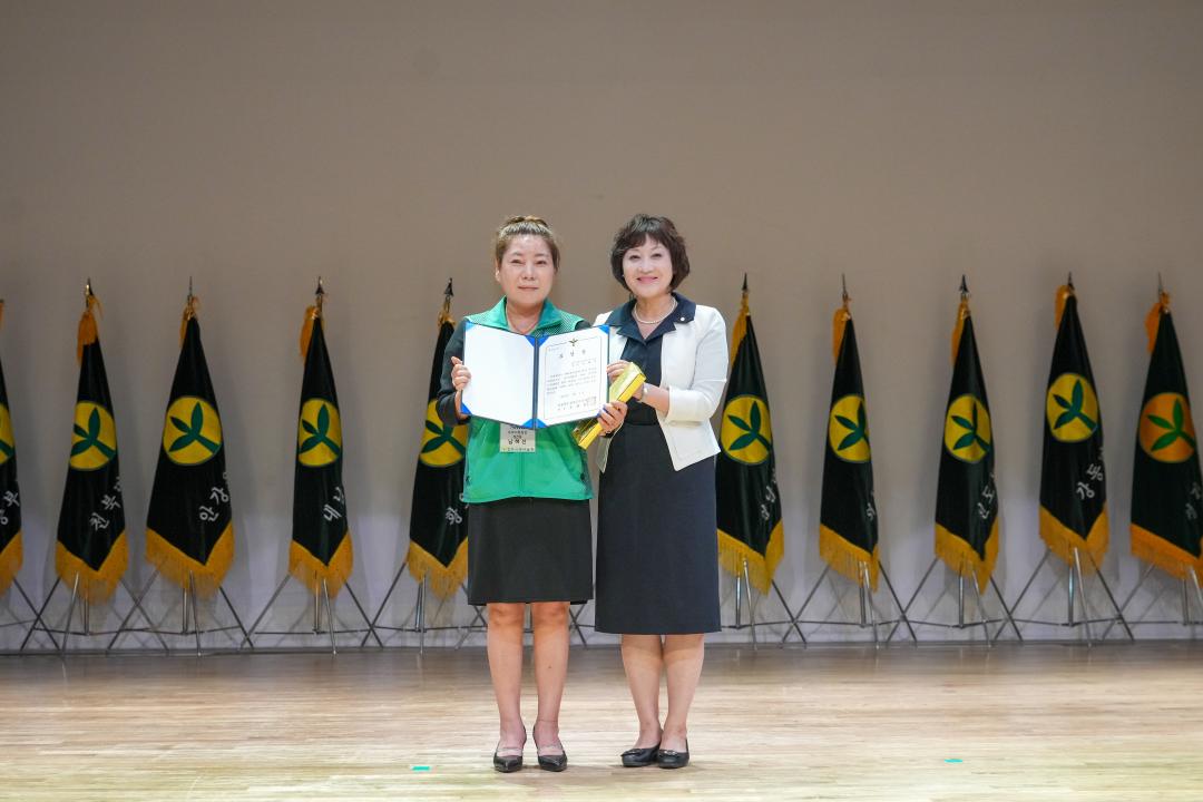 '2024 새마을 여인상 시상식 및 새마을 여성봉사자 실천대회' 게시글의 사진(9) '20240717_(0314)_2024 새마을 여인상 시상식 및 새마을 여성봉사자 실천대회_DSC07874.jpg'