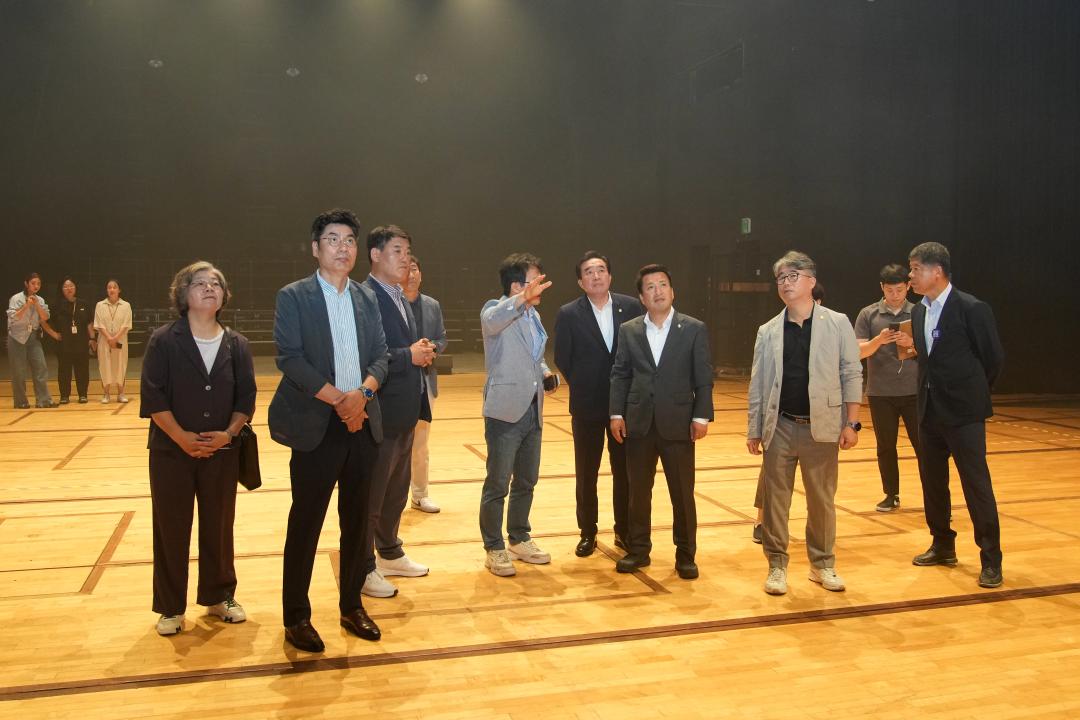 '문화도시위원회 현장방문' 게시글의 사진(14) '20240729_(0245)_문화도시위원회 현장방문(경주문화재단, 예술의전당 시설견학)_DSC01075.jpg'