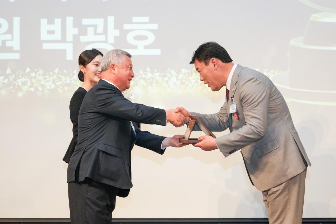 '제22대 국회의원 당선자 초청 환영회 및 상공대상 시상식' 게시글의 사진(10) '20240430_(0874)_제22대 국회의원 당선자 초청 환영회 및 상공대상 시상식_DSC07097.jpg'