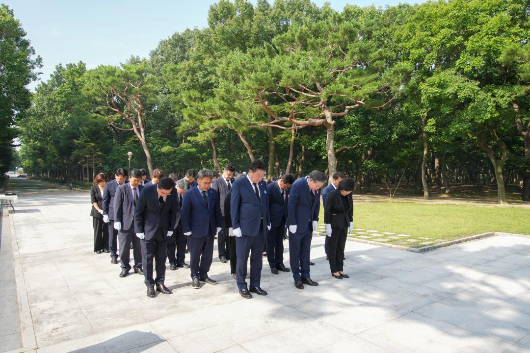 '경주시의회 9대 개원 1주년 기념행사 - 충혼탑 참배' 게시글의 사진(10) '20230703_(0118)_경주시의회 9대 개원 1주년 기념행사_DSC00848.jpg'