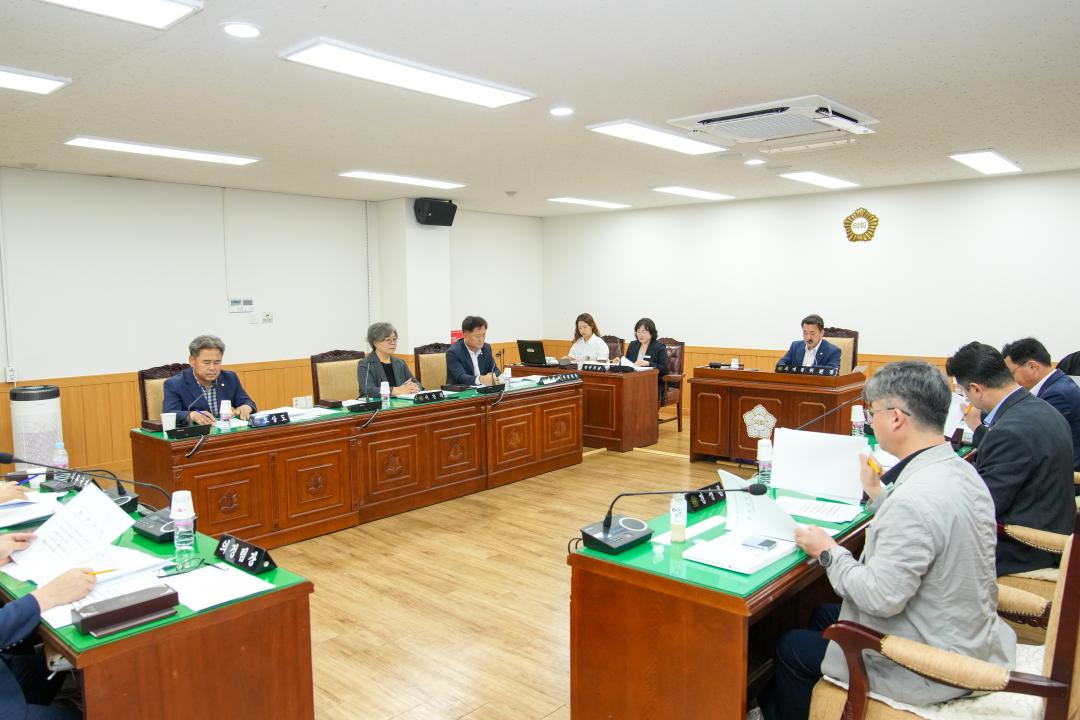 '제284회 경주시의회 임시회 중 제1차 의회운영위원회 및 의원 연구단체 운영 심의위원회' 게시글의 사진(3) '20240827_(0017)_제284회 경주시의회 임시회 중 제1차 의회운영위원회 및 의원 연구단체 운영 심의위원회_DSC09549.jpg'