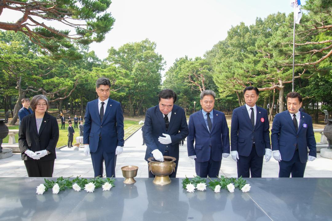 '경주시의회 9대 개원 1주년 기념행사 - 충혼탑 참배' 게시글의 사진(6) '20230703_(0055)_경주시의회 9대 개원 1주년 기념행사_DSC00785.jpg'
